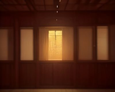 心理咨询室内温暖灯光下放置的记事本与钢笔，代表专业的心理学研究视角，用于分析乱伦社会现象的成因